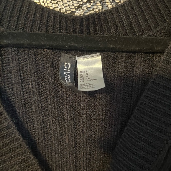 Black Ribbed Knit Sleeveless Top - Picture 2 of 2